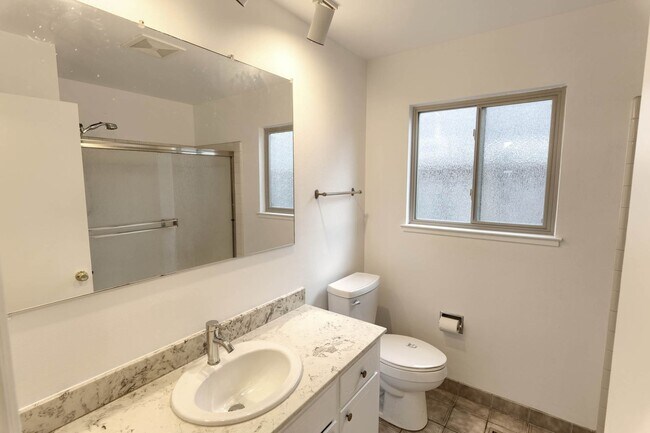 Building Photo - Newly Renovated 4-Bedroom 2.5-Bath South W...