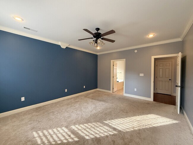 Building Photo - 118 Crystal Lake Dr