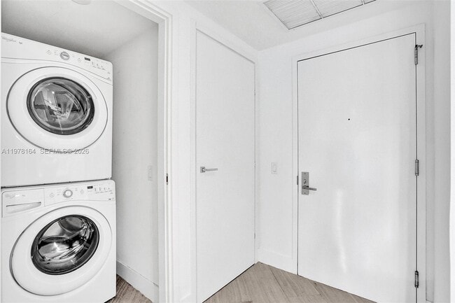 Building Photo - 1300 Brickell Bay Dr