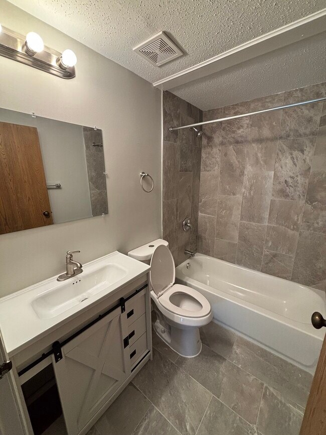 Building Photo - 3 bedrooms 3 bathrooms