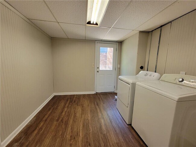 Building Photo - 2506 Windmere Dr NW