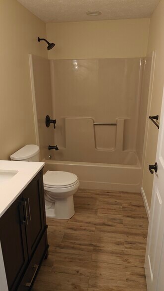 Building Photo - 8 Lochmere Ln