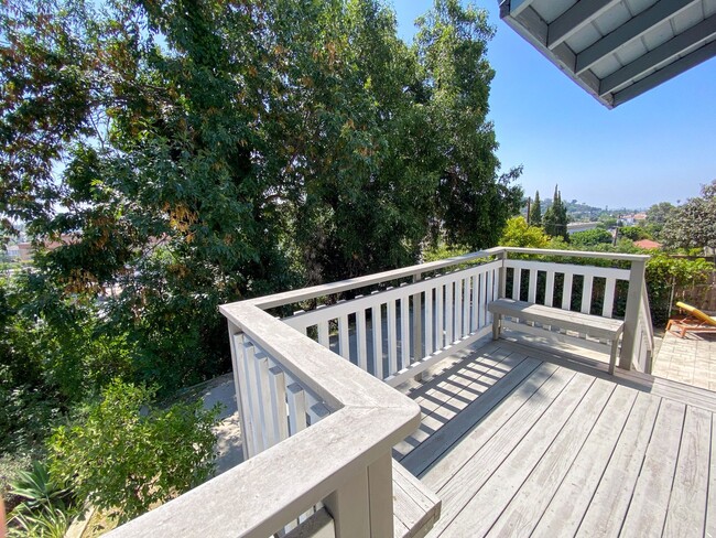 Building Photo - Spacious 3 Bed · 2 Bath Hillside Home — Mo...