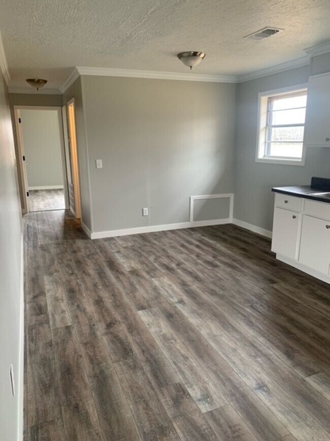 Building Photo - Renovated 3 Bedroom 1 Bath Home for Rent!