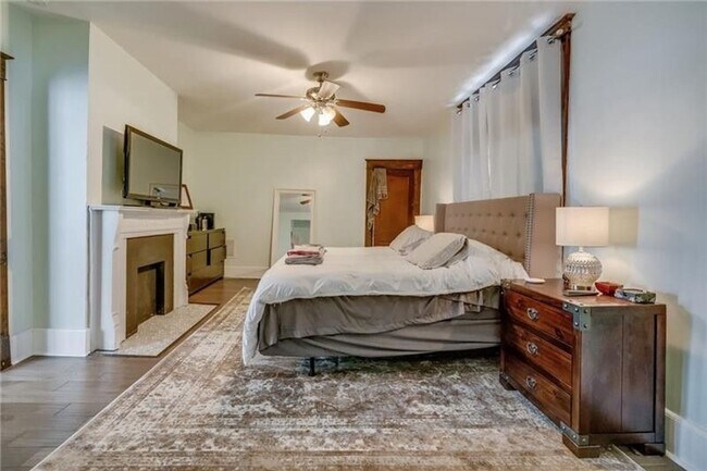 Building Photo - 13-15 Bailey