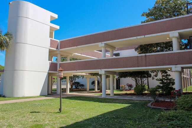 Building Photo - 2046 Beach Blvd