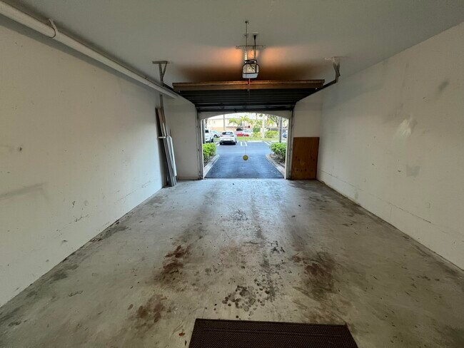 Building Photo - 1100 Crestwood Ct S