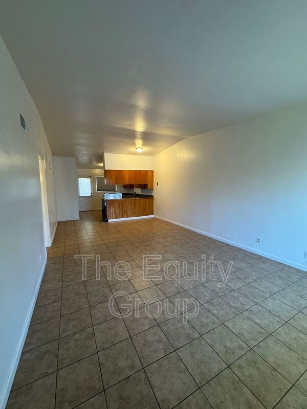 Building Photo - 1140 W Tulare Ave
