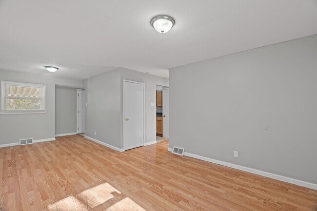 Building Photo - 3-Bedroom Home with Large Backyard – Section 8 Welcome!