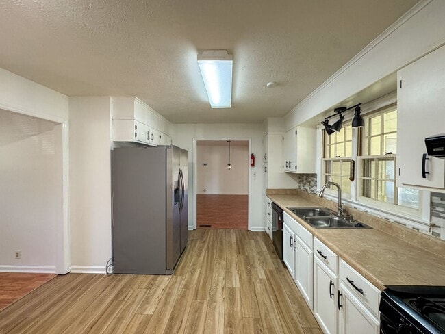 Building Photo - 3 Bed 2 Bath College Lakes Home with Fence...