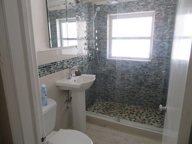 Building Photo - 327 S Ocean Blvd