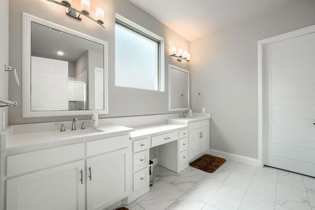 Building Photo - 929 Newcastle Dr