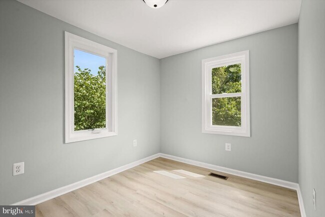 Building Photo - 2917 E Lee Ave