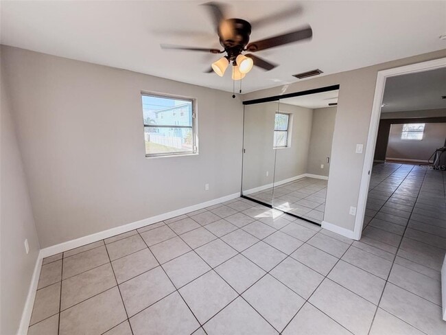 Building Photo - 818 Bayview Dr