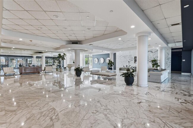 Building Photo - 5055 Collins Ave