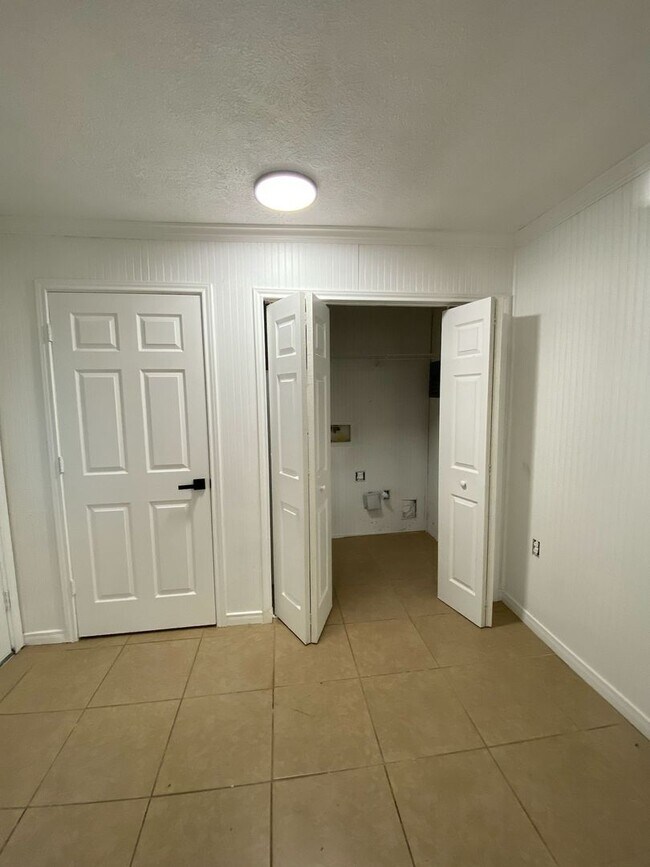 Building Photo - Affordable 2 Bed / 1 Bath Rental in Port N...