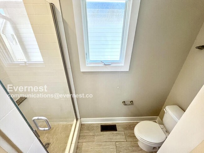 Building Photo - Lovely 2-Bedroom Home with Modern Amenitie...