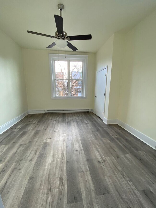 Building Photo - Updated 1 Bedroom Apartment now available!