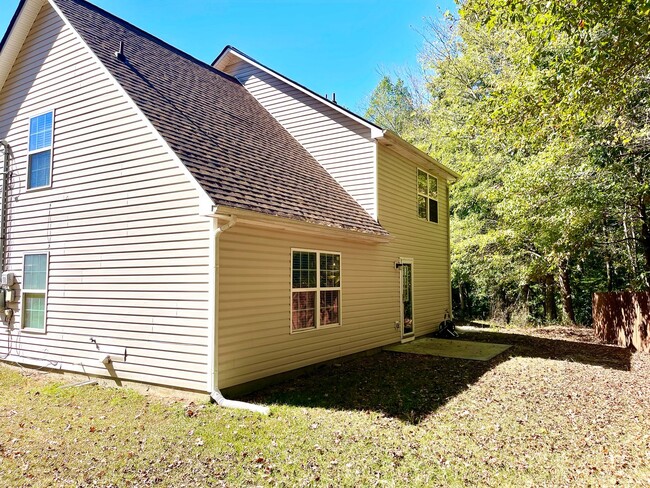 Building Photo - Welcome to this charming 3-bedroom, 3-bath...