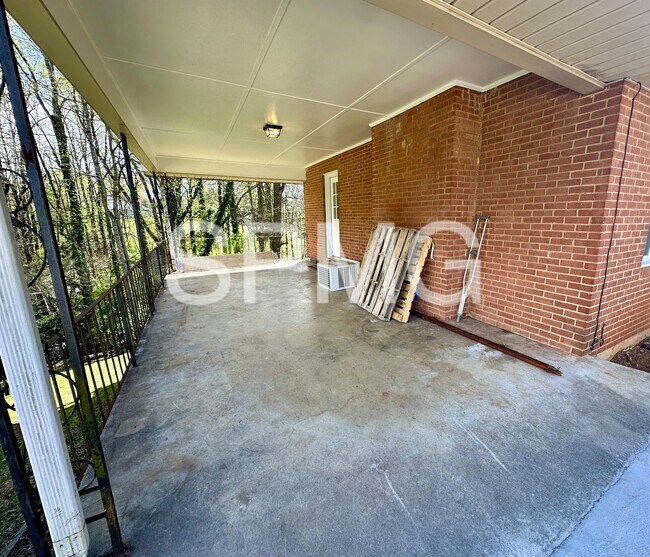 Building Photo - 612 Landfair Dr