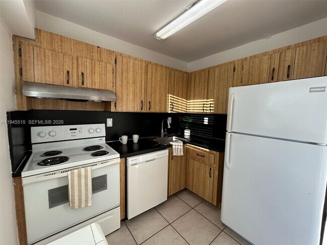 Building Photo - 16508 NE 26th Ave