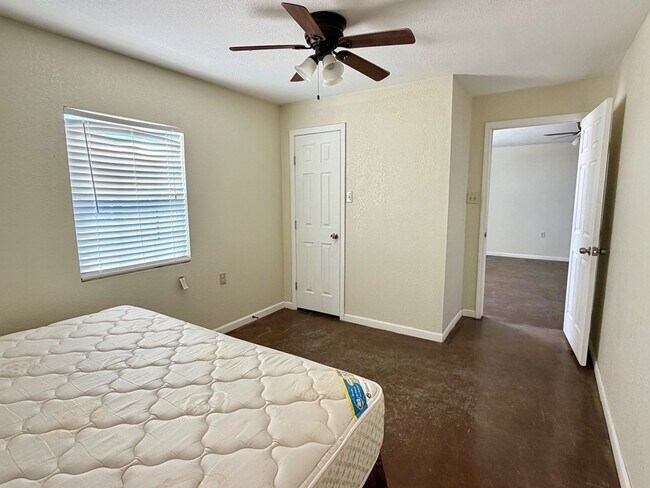 Building Photo - 10240 W Palomino Dr