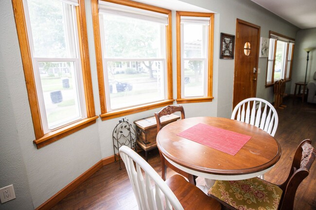 Building Photo - Beautifully updated two bedroom home in We...