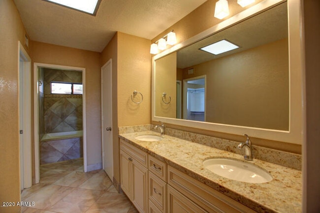 Building Photo - 5669 N 78th Way