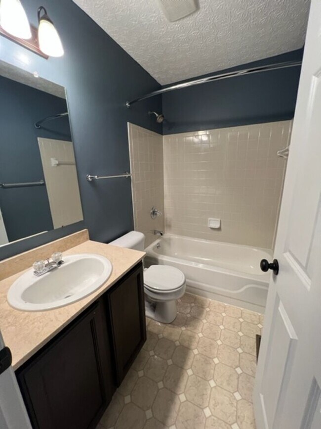 Building Photo - Charming 4 Bedroom 2.5 Bathroom Home in Hi...
