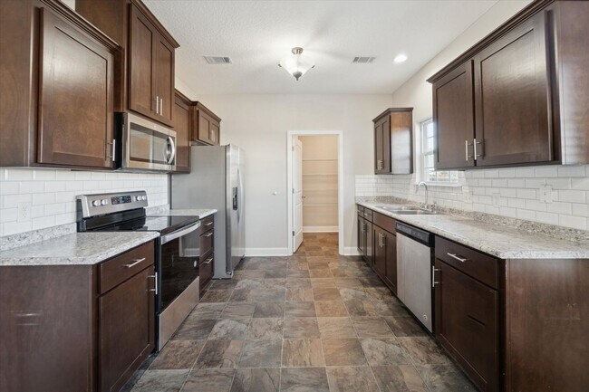 Building Photo - MOVE-IN READY! (Pet Friendly)