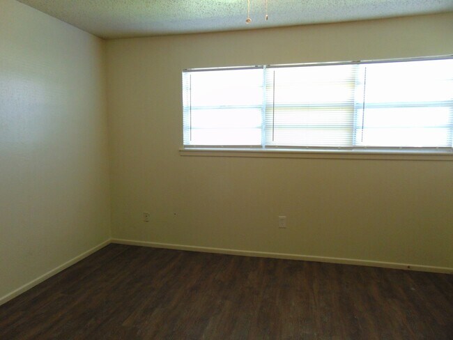 Building Photo - 6914fre