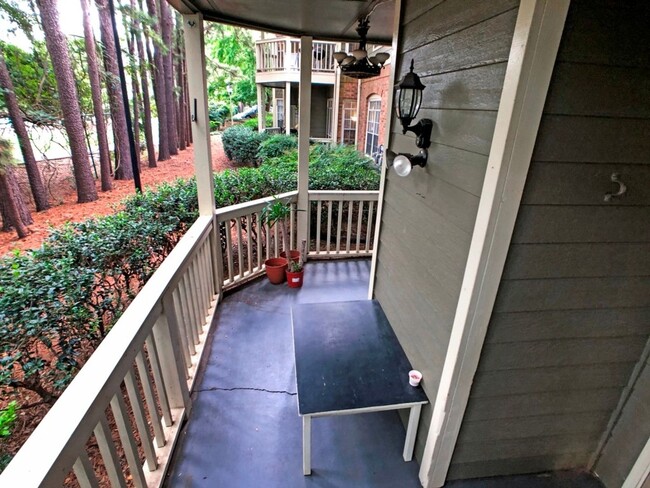 Building Photo - Beautiful Updated 2BR/2BA Condo Near Beltline