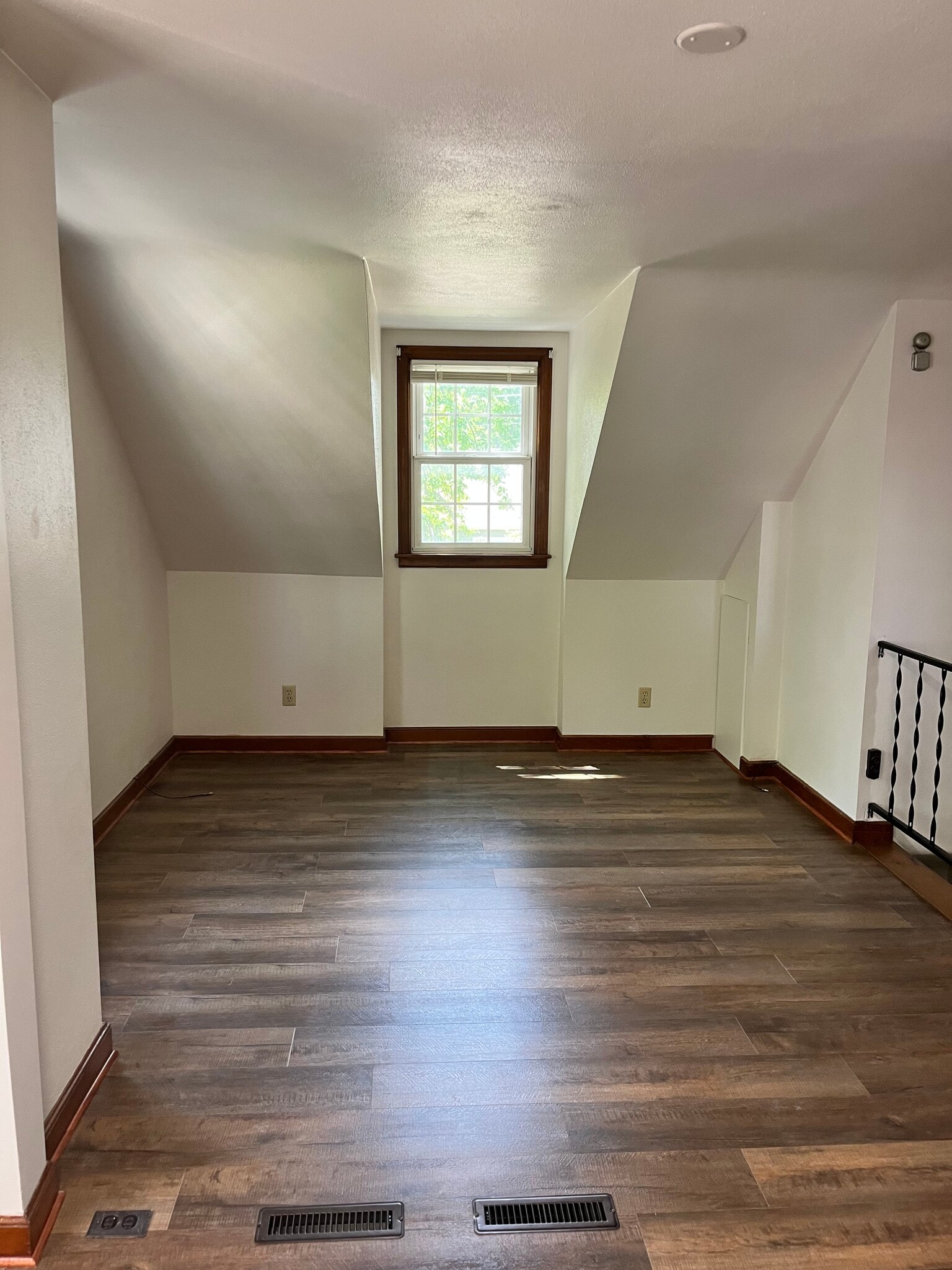 Living room - 109 E Chestnut St