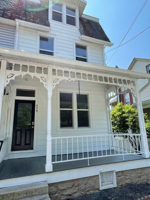 Building Photo - 205 W Main St