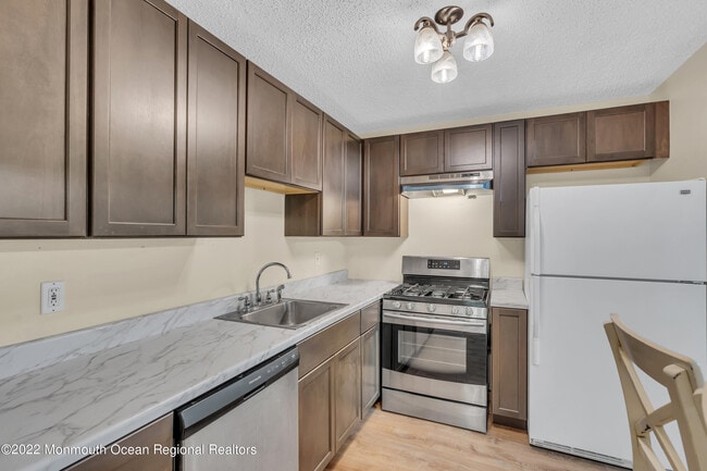 Building Photo - 134 Whispering Oaks Way