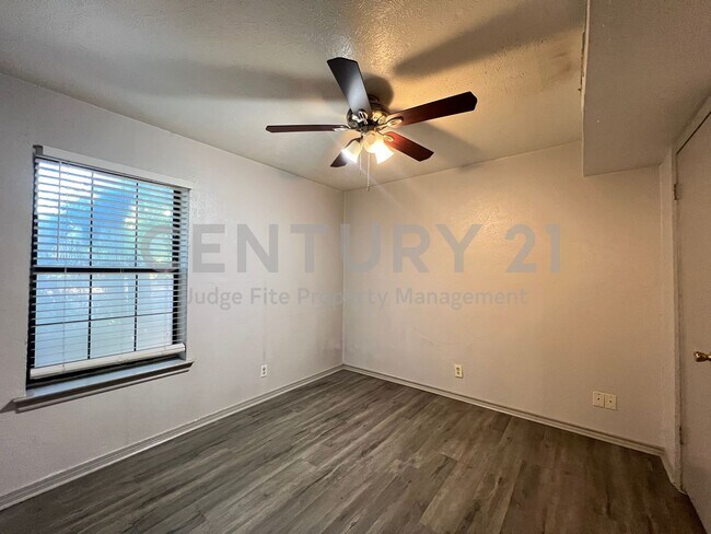 Building Photo - 1108 N Elm St