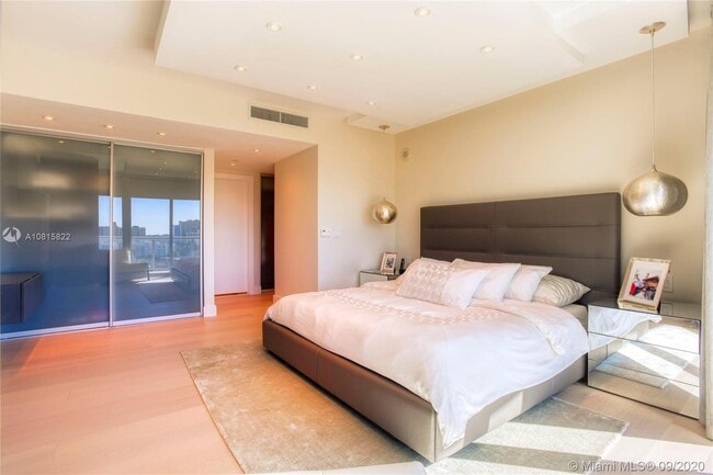 Building Photo - 17001 Collins Ave