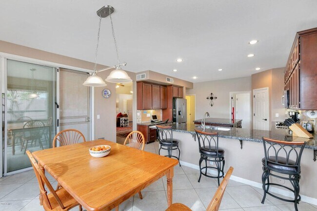 Building Photo - Nice Chandler home with Sparkling Swimming...