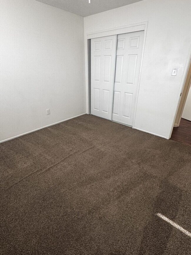 Building Photo - Oakdale-3 bedroom/1 bath Apartment