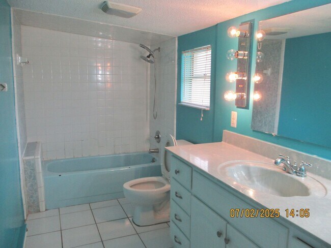 Building Photo - Spacious 3-Bedroom, 2-Bathroom Home in Des...