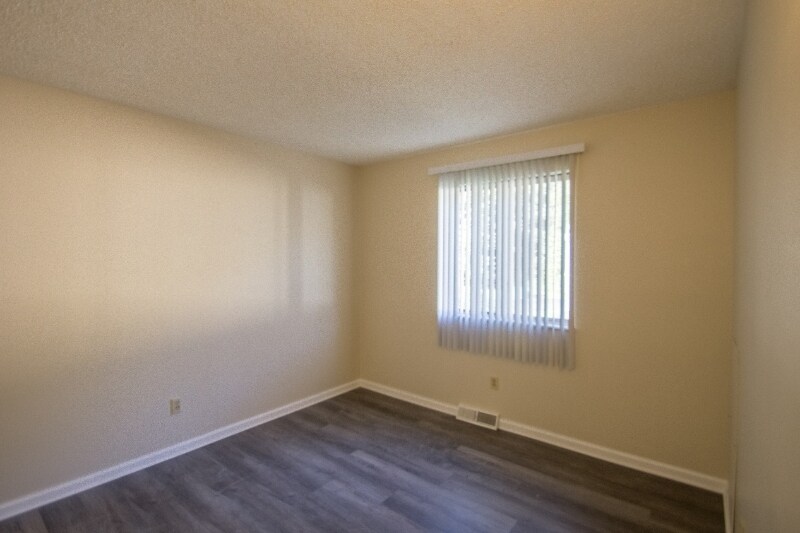 Building Photo - 221 Peppertree Ln