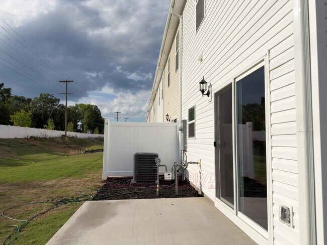 Building Photo - 165 Randwick Ln