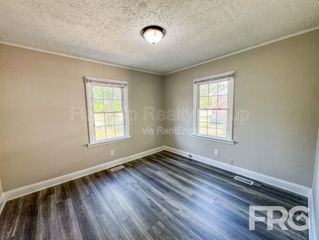 Building Photo - 610 3rd St