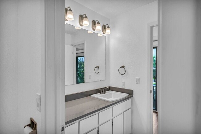 Building Photo - 100 Bay Point Dr