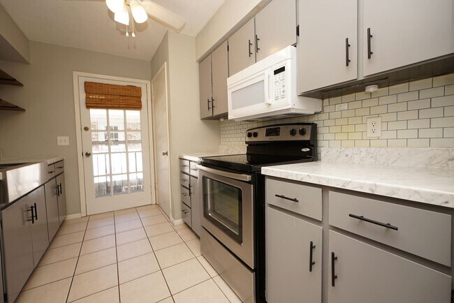 Building Photo - 116 Country Club Dr