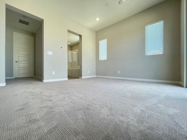 Building Photo - This spectacular 3-bed condo located acros...
