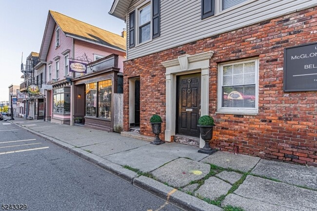 Building Photo - 910 Main St