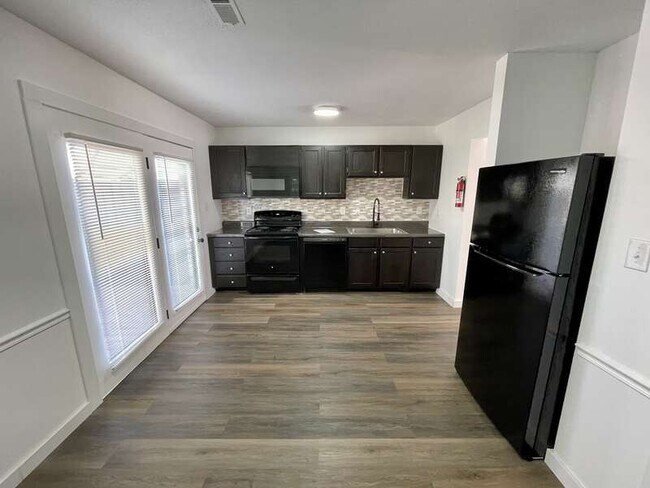 Building Photo - 1642 Hillwood Dr