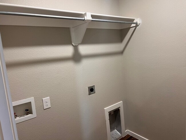 Building Photo - HALF OFF FIRST FULL MONTH OF RENT!!! - Ava...