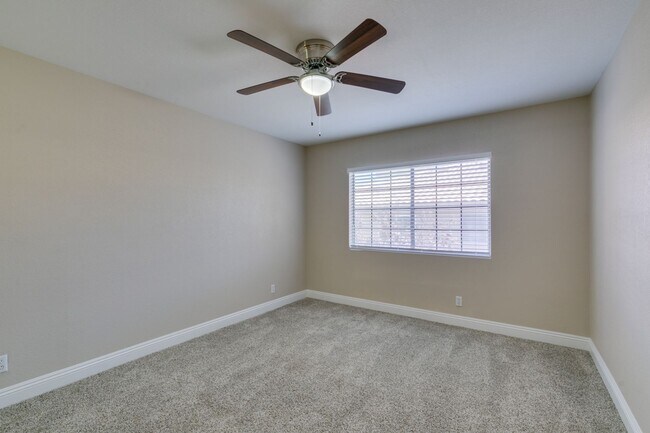 Building Photo - Stylish 2-Bedroom Townhome in Green Valley...